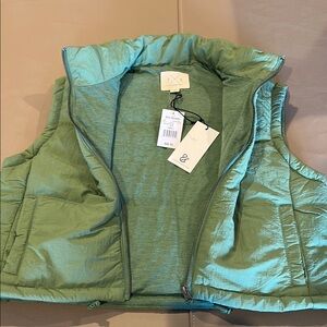 Nwt women’s Green Puffer Crop Vest